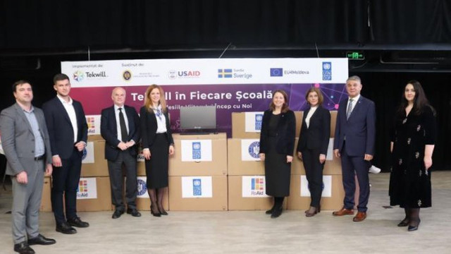 România va asigura zece școli din R. Moldova cu echipament digital performant