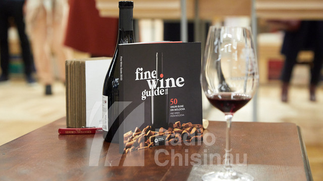 FOTO | A fost lansat ghidul cu 50 de vinuri bune din Moldova - Fine Wine Guide 22/23
