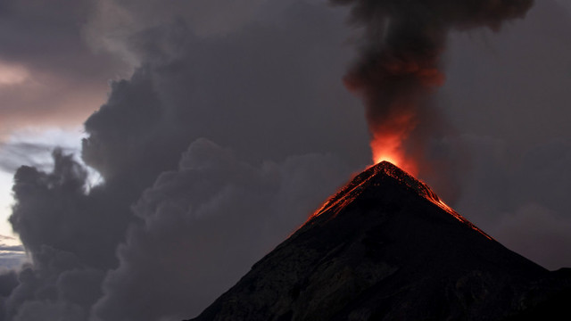 Vulcanul Fuego din Guatemala a intrat într-o nouă fază de erupție

