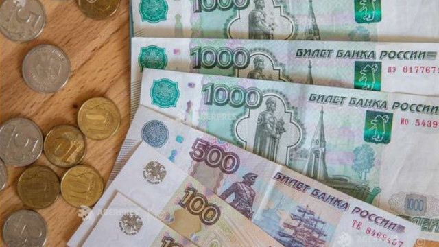 Rubla a căzut până la cel mai scăzut nivel din ultimele șapte luni