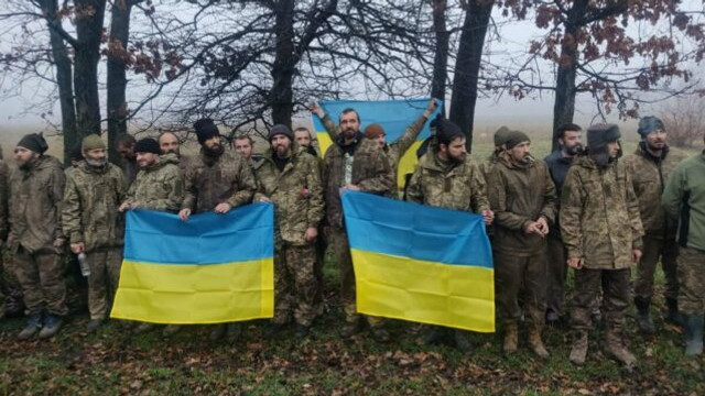 FOTO | Un american și 64 de ucraineni au fost eliberați într-un nou schimb de prizonieri cu Rusia