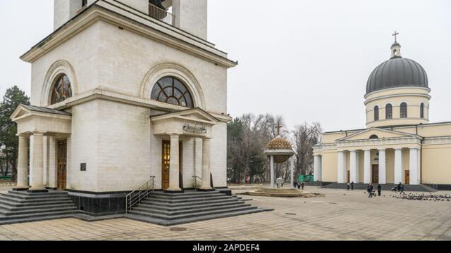 Reabilitarea Scuarului Catedralei este finanțată de Consiliul Județean Buzău, informație care nu se regăsește nici pe site-ul Primăriei Chișinău și nici pe panoul care este amplasat pe șantier