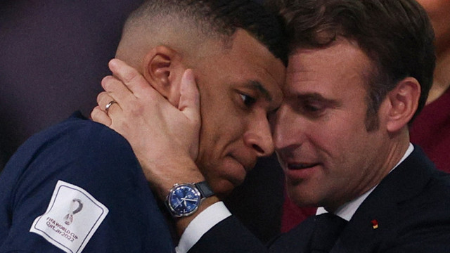 Macron s-a dus în vestiare după ce naționala a pierdut finala. Mesajul pe care l-a transmis jucătorilor
