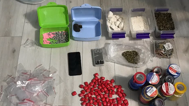 VIDEO | Droguri de peste jumătate de milion de lei, ridicate de polițiști. Trei persoane au fost plasate în arest