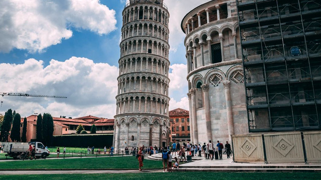 Turnul înclinat din Pisa a început să se îndrepte de unul singur