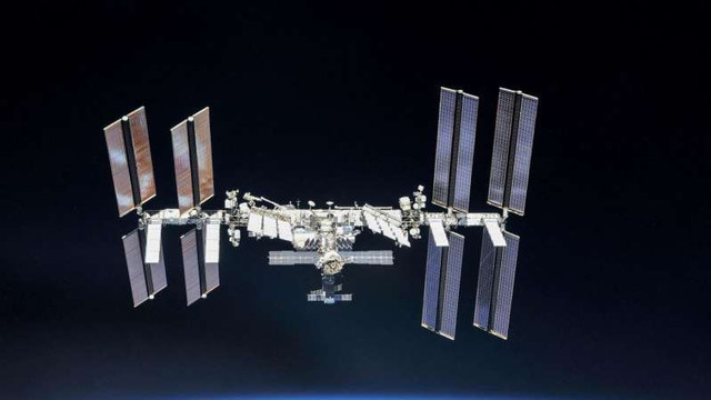 Rusia analizează posibilitatea de a lansa o capsulă de salvare pentru echipajul aflat la bordul ISS