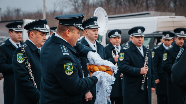 Polițiștii de frontieră din Republica Moldova au fost primiți cu multă căldură și au colindat colegii lor de peste Prut și din Ucraina