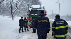 Pompierii și polițiștii au intervenit: Autovehicule de tonaj din sudul R. Moldova, blocate în urma ninsorilor 