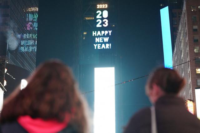 FOTO | Revelion 2023 în Statele Unite. Imagini din Times Square, unde o mulțime imensă sărbătorește noul an
