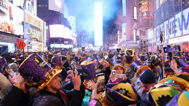 FOTO | Revelion 2023 în Statele Unite. Imagini din Times Square, unde o mulțime imensă sărbătorește noul an
