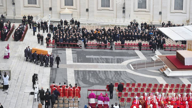 Sicriul cu trupul fostului papă Benedict al XVI-lea, în fața miilor de credincioși adunați în Piața Sfântul Petru