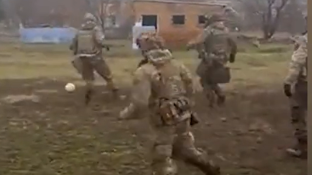 VIDEO | Soldați ucraineni joacă fotbal pe câmpul de luptă