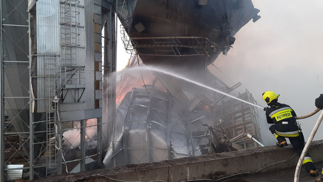 Pompierii au intervenit pentru lichidarea unui incendiu produs la un rezervor de păstrare a cerealelor din Portul Internațional Liber Giurgiulești