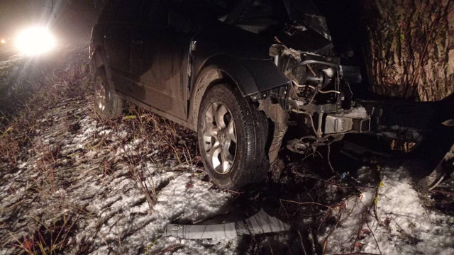Două persoane au ajuns la spital după ce mașina în care se aflau s-a izbit de un copac, la Briceni