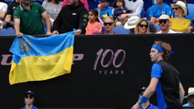 Rusul Rublev a intrerupt meciul de la Melbourne acuzând că este injurat de un grup de spectatori care fluturau steagul Ucrainei 
