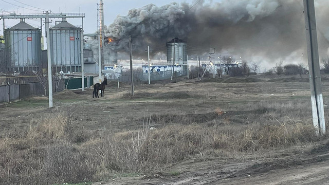 Un alt incendiu izbucnit în portul Giurgiulești. Cinci echipaje de pompieri au fost trimise la fața locului