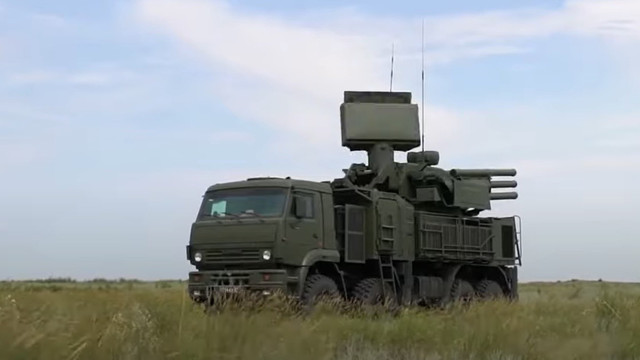 UPDATE / VIDEO | Rușii au ridicat cu macaraua sisteme antiaeriene Pantsir pe acoperișul unor clădiri. Sisteme de apărare au fost instalate și lângă reședința lui Putin

