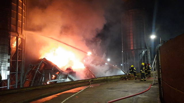 Pompierii au reușit localizarea incendiului la rezervorul nr.2 din Portul Giurgiulești