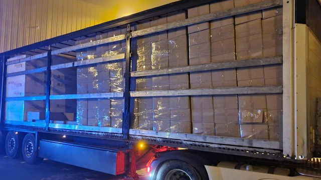 Un cetățean din Republica Moldova, care transporta cinci tone de țigări de contrabandă cu un camion înmatriculat în România, a fost prins de autoritățile franceze
