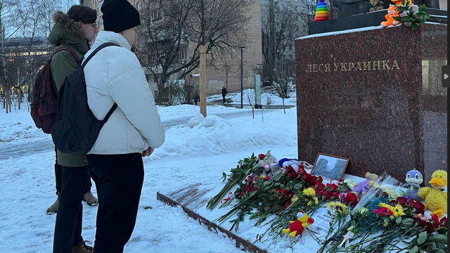 VIDEO | Rușii din Moscova continuă să depună flori un memorial improvizat în memoria victimelor din Ucraina, în ciuda represiunii
