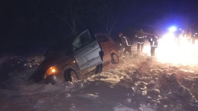 VIDEO | 22 de automobile cu 35 de persoane au fost tractate de salvatori în Sudul R. Moldova