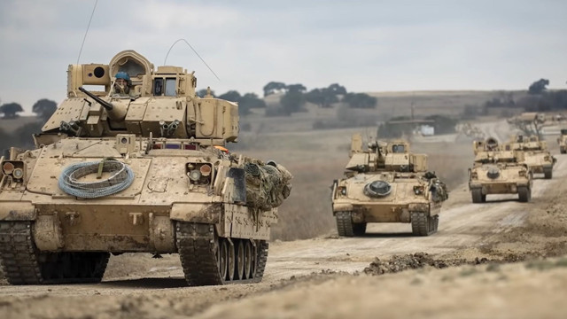 Primele 60 de vehicule de luptă Bradley au plecat spre Ucraina. Ce versiune a M2 Bradley primește armata ucraineană?