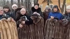 Văduvele soldaților ruși uciși în Ucraina sunt consolate de Kremlin cu haine de blană: „Suntem foarte recunoscătoare”

