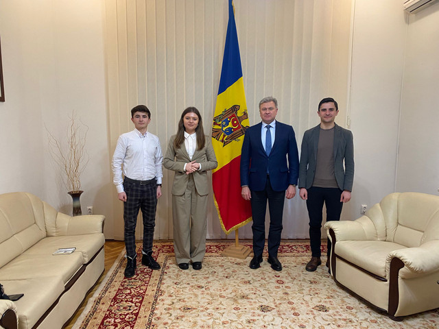Federația Tinerilor Basarabeni din România s-a întâlnit cu secretarul de stat al DRRM), Adrian Dupu, și cu Ambasadorul Republicii Moldova la București, Victor Chirilă