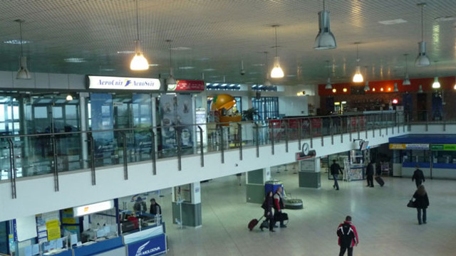 Valută nedeclarată depistată în bagajul unui străin, la Aeroportul Internațional Chișinău