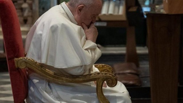 Papa Francisc și-a încheiat vizita în Sudanul de Sud cu o slujbă în aer liber în timpul căreia a cerut „depunerea armelor” în țara măcinată de violențe