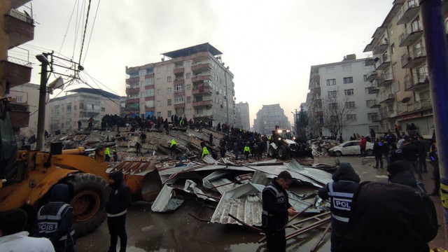 UPDATE / VIDEO | Al treilea cutremur puternic în Turcia. Bilanț oficial actualizat: 2300 de morți și 8.533 de răniți