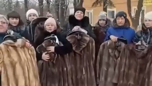 VIDEO | Văduvele soldaților ruși uciși în Ucraina sunt consolate de Kremlin cu haine de blană: „Suntem foarte recunoscătoare”

