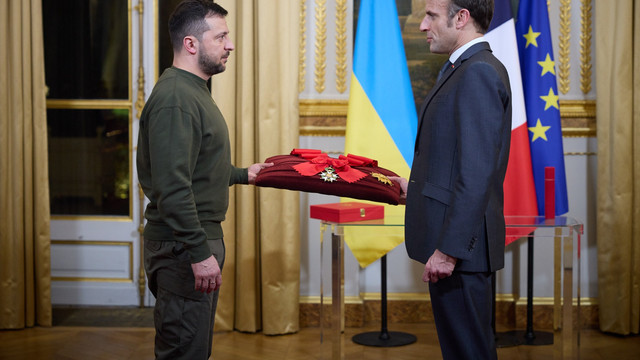 Președintele francez Macron i-a acordat ordinul Legiunea de Onoare lui Volodimir Zelenski
