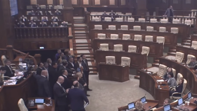 Ședința parlamentară de acordare a votului de încredere pentru Guvernul Recean nu a trecut fără incidente. Socialiștii au blocat tribuna Parlamentului