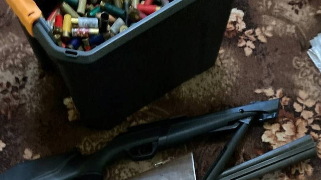 Mai multe arme de vânătoare și muniții au fost depistate la domiciliul unui bărbat din Nisporeni