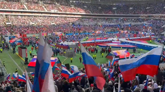 Mega-miting organizat de Putin la Moscova. Participanții sunt aduși organizat și primesc câte 500 de ruble / Culorile galben și albastru, interzise


