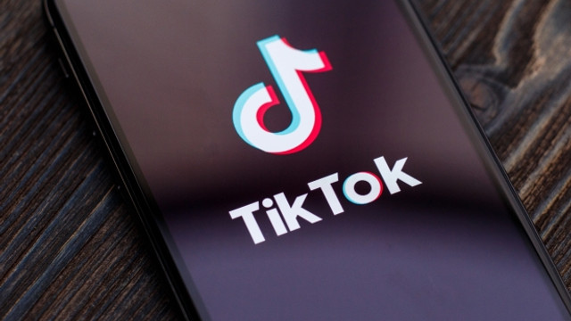 Comisia Europeană interzice TikTok pe telefoanele de serviciu ale angajaților. Rețeaua de socializare deplânge decizia
