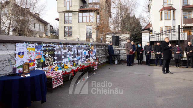 FOTO | La un an de la invazia Rusiei, o ceremonie de comemorare a victimelor acestui război, a fost organizată în fața Ambasadei Ucrainei la Chișinău