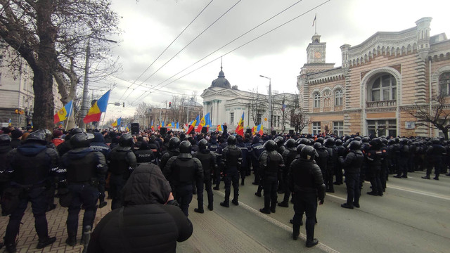 UPDATE / FOTO | Protestatarii încearcă să forțeze cordonul format din polițiști. Traseul Stăuceni-Chișinău a fost deblocat