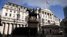 Banca Angliei majorează dobânda și estimează că rata inflației va scădea