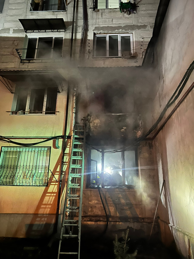 FOTO | 30 de persoane au fost evacuate în urma unui incendiu produs într-un bloc din Chișinău