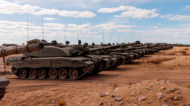 Londra dublează numărul tancurilor Challenger 2 în Ucraina. Britanicii forțează și livrarea de avioane
