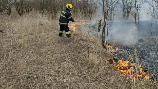 În weekend pompierii au intervenit în 12 cazuri de lichidare a focarelor de vegetație uscată