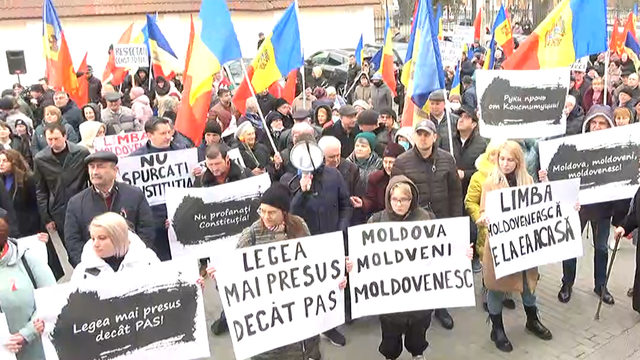 Un grup de reprezentanți ai BCS au protestat în fața Curții Constituționale față de intenția Parlamentului de a înlocui sintagma de „limbă moldovenească” din legislația R. Moldova cu cea de „limbă română”