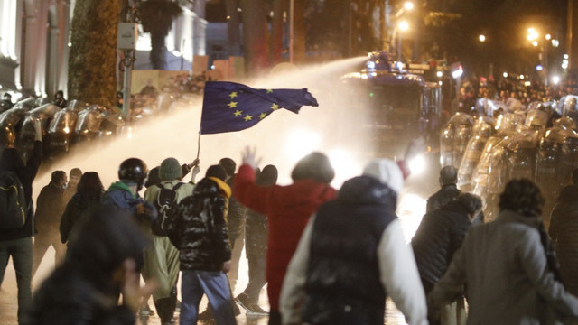 VIDEO | Proteste în Georgia față de proiectul „agenților străini” inspirat de la ruși. Poliția a folosit gaze lacrimogene și tunuri cu apă

