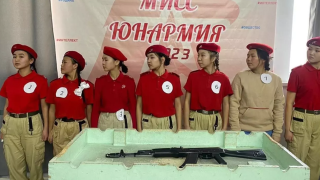 Probă la un concurs de miss din Rusia: Adolescentele au fost puse să asambleze puști Kalașnikov 