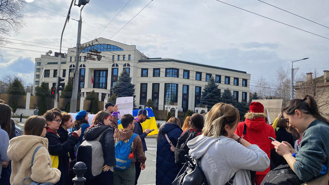 Participanții la „Femeile între pace și război” au trecut și pe la ambasada Rusiei. „Tu ești agresorul”