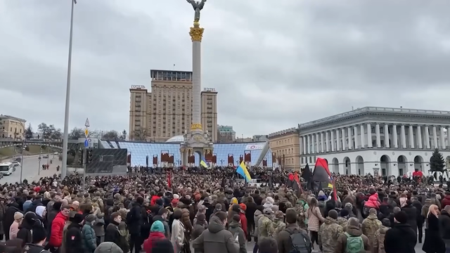 VIDEO | Funeraliile unui Erou: Mii de oameni s-au adunat în centrul Kievului pentru a-l plânge pe „Da Vinci”, cel mai tânăr comandant de batalion din istoria armatei ucrainene, ucis în Bahmut