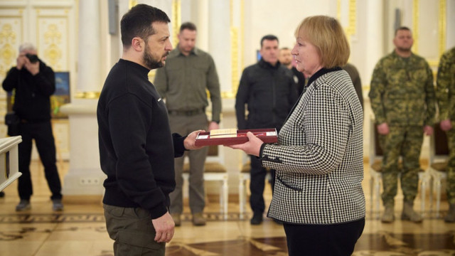 Mama soldatului moldovean executat de ruși în pădure a primit Ordinul Steaua de Aur de la președintele Volodimir Zelenski

