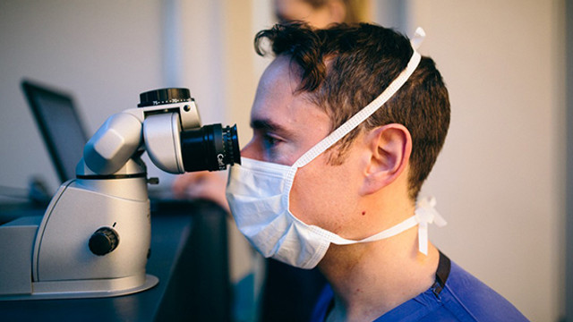 Aproape șapte mii de persoane asigurate au beneficiat în 2022 de operații de cataractă
